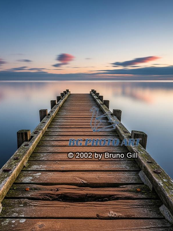 TEMPS BLEU SUR LE PONTON EN BOIS